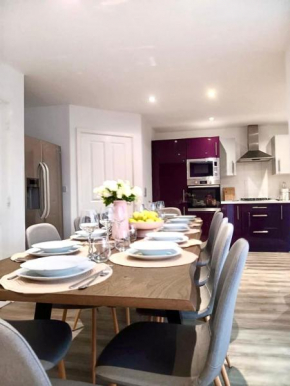 Elysian Escape, modern 5 bedroom house, sleeps 12
